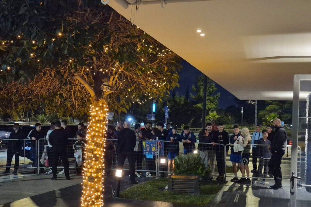 Φίλοι της βασίλισσας συγκεντρώθηκαν έξω από το ξενοδοχείο που θα διαμείνει η αποστολή των Μαδριλένων