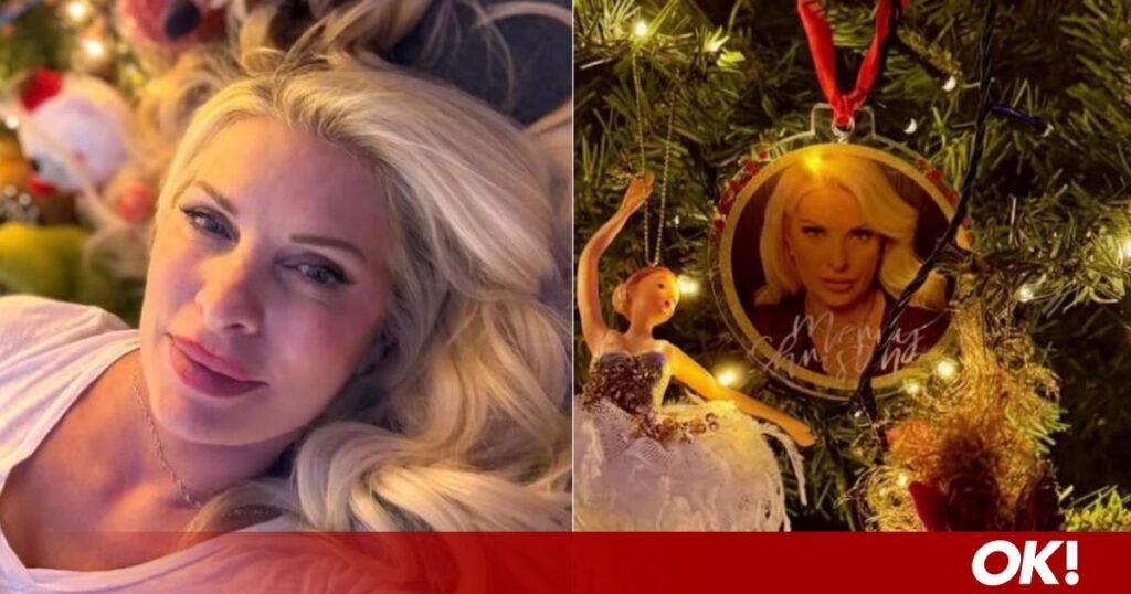 Σε γιορτινό mood ποζάρει κάτω από το χριστουγεννιάτικο δέντρο – «Μύρισαν Χριστούγεννα»