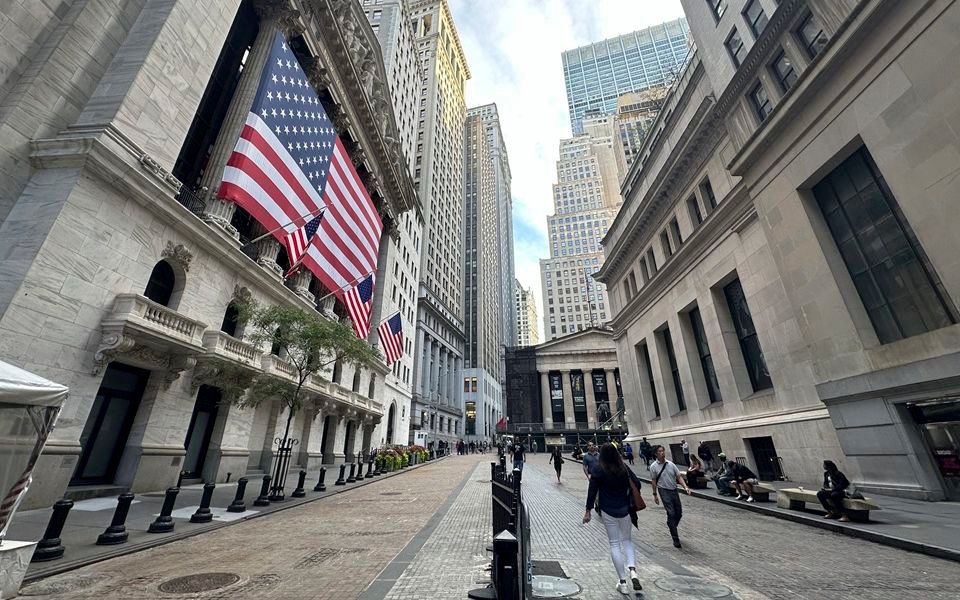 Wall Street: «Έκοψε» 10.600 θέσεις εργασίας πέρυσι – Τις περισσότερες από το 2016