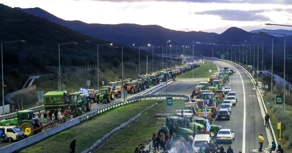 Οι αγρότες υποχωρούν σταδιακά από τα μπλόκα: Άνοιξαν οι δρόμοι σε Μπράλο και Τέμπη, κλειστή παραμένει η Αθηνών