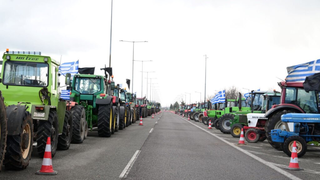 Αποκλιμάκωση στα μπλόκα: Οι αγρότες ανοίγουν δρόμους εν αναμονή συνάντησης με τον πρωθυπουργό