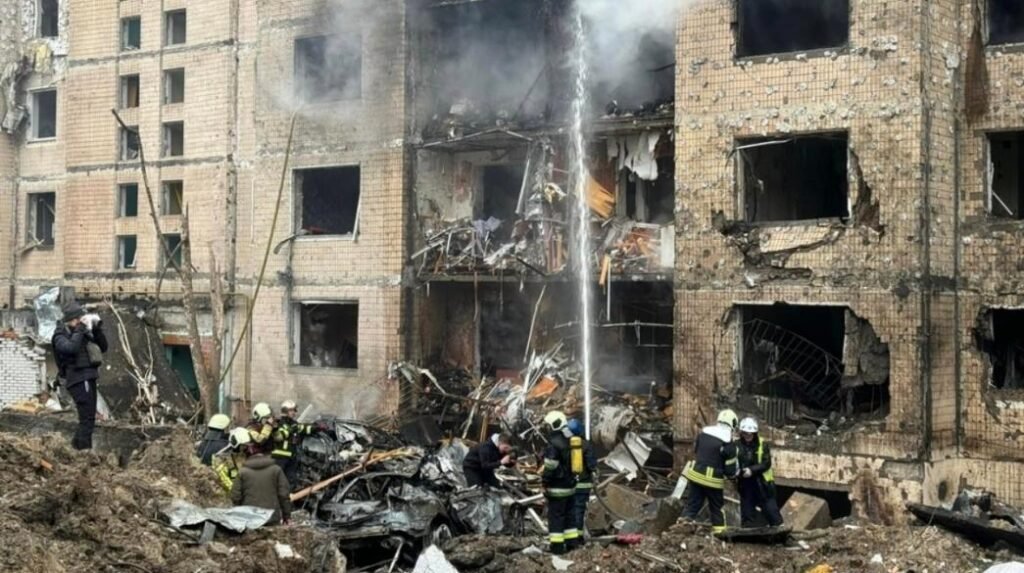 Δύο νεκροί και τέσσερις τραυματίες από ρωσική επίθεση κοντά στο Κίεβο