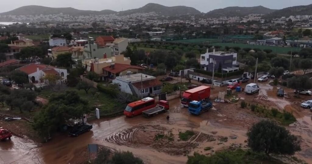 Σοκαριστικά πλάνα από drone: Βυθισμένη στη λάσπη η Βάρη – Σε κατάσταση…