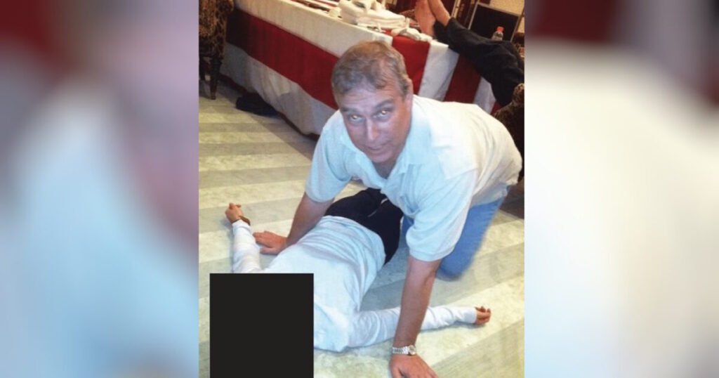 Νέες φωτογραφίες δείχνουν τον πρίγκιπα Άντριου πάνω από γυναίκα που είναι ξαπλωμένη στο πάτωμα