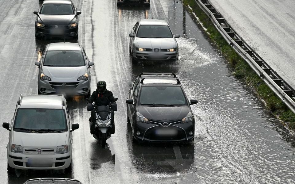 Ισχυρές βροχές, καταιγίδες και χιονοπτώσεις σήμερα – Κλειστά τα σχολεία