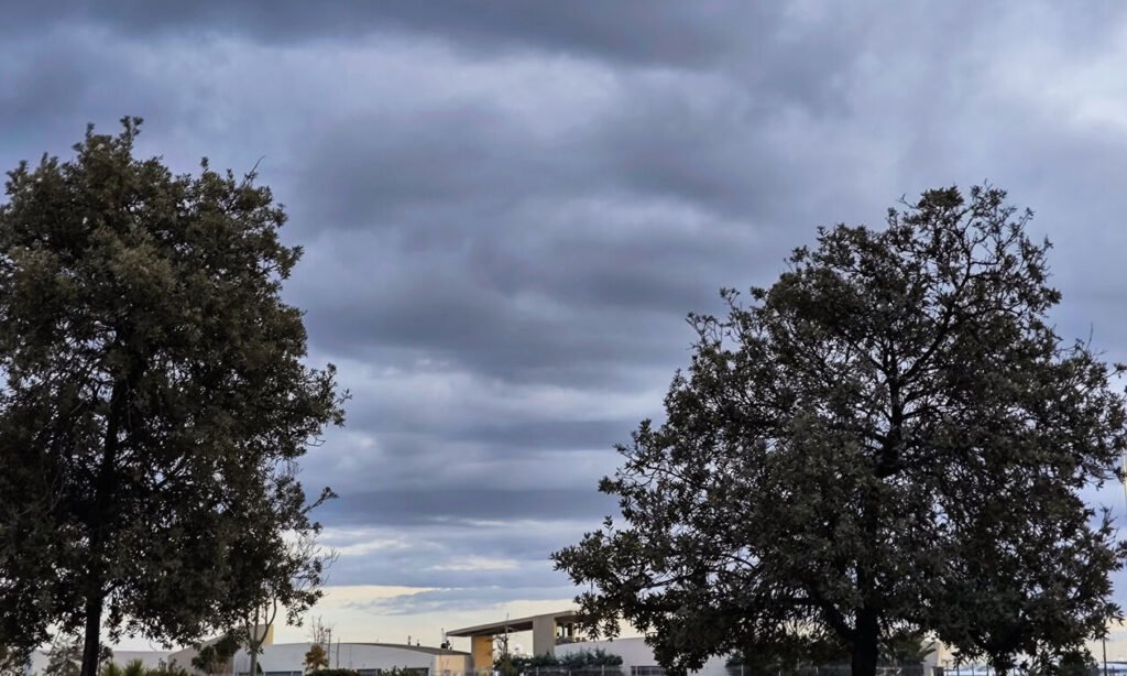 Καιρός: Αυξημένες νεφώσεις με βροχές και καταιγίδες