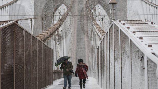 Στα λευκά ντύθηκε η Νέα Υόρκη – Ίσως η ισχυρότερη χιονοθύελλα της τελευταίας δεκαετίας