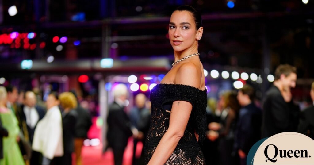 Dua Lipa & Hailey Bieber με το dress code του μήνα, dark glam και μαύρα lace φορέματα