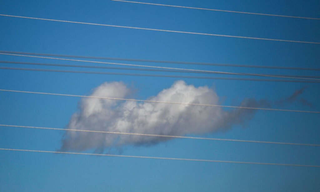 Καιρός: Λίγες νεφώσεις κατά τόπους αυξημένες