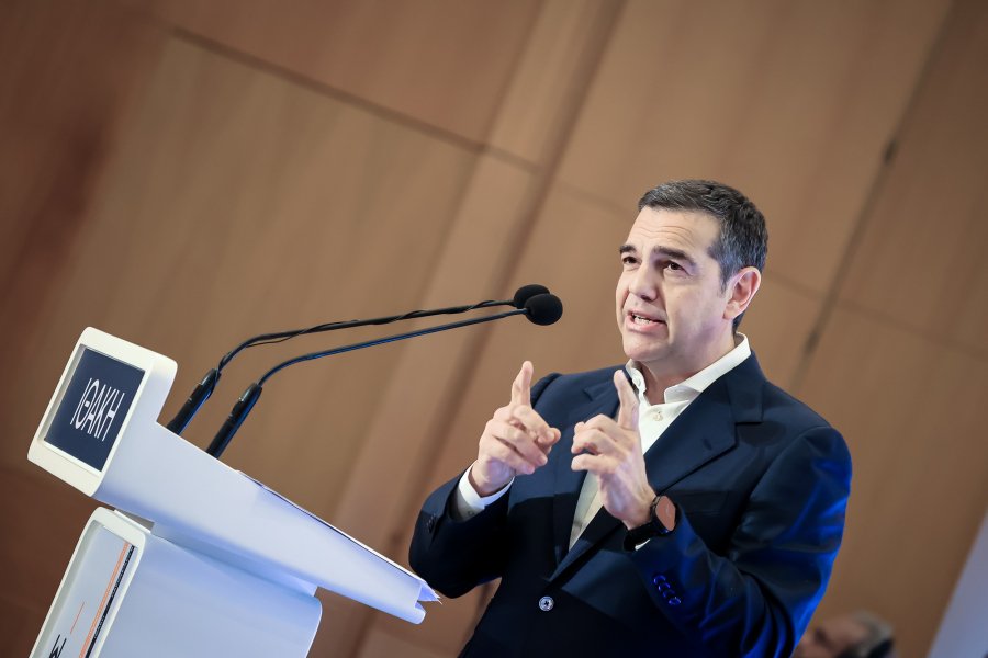Τσίπρας από Λάρισα: «Μαζί να βάλουμε τα “πανιά” στο νέο “καράβι”» – Σφοδρή επίθεση σε Μητσοτάκη – Στουρνάρα