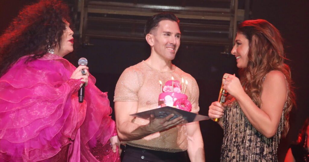 Έλενα Παπαρίζου: Έκπληξη επί σκηνής από την «Diana Ross» για τα γενέθλιά της