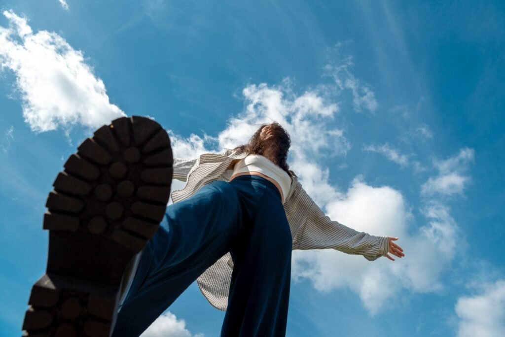 Το «χειρόφρενο» που προστίθεται στη λίστα όσων δεν κάνει η Gen Z και τρελαίνει τους γονείς