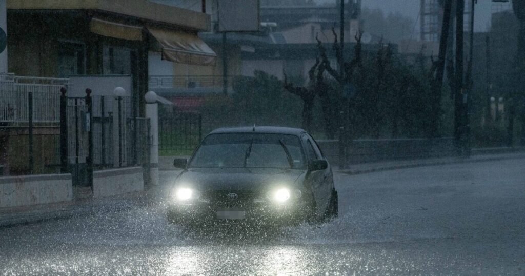 Ισχυρές καταιγίδες και θυελλώδεις άνεμοι σύμφωνα με το έκτακτο δελτίο της ΕΜΥ
