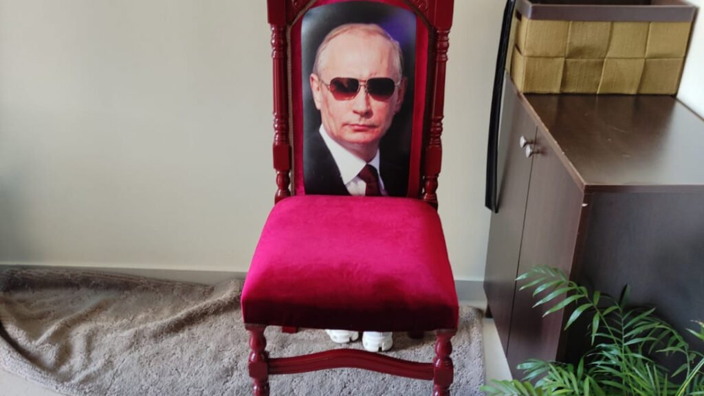 Λαθραία τσιγάρα: Αποκαλυπτικοί οι διάλογοι των μελών – Αυτή είναι η καρέκλα «Πούτιν»