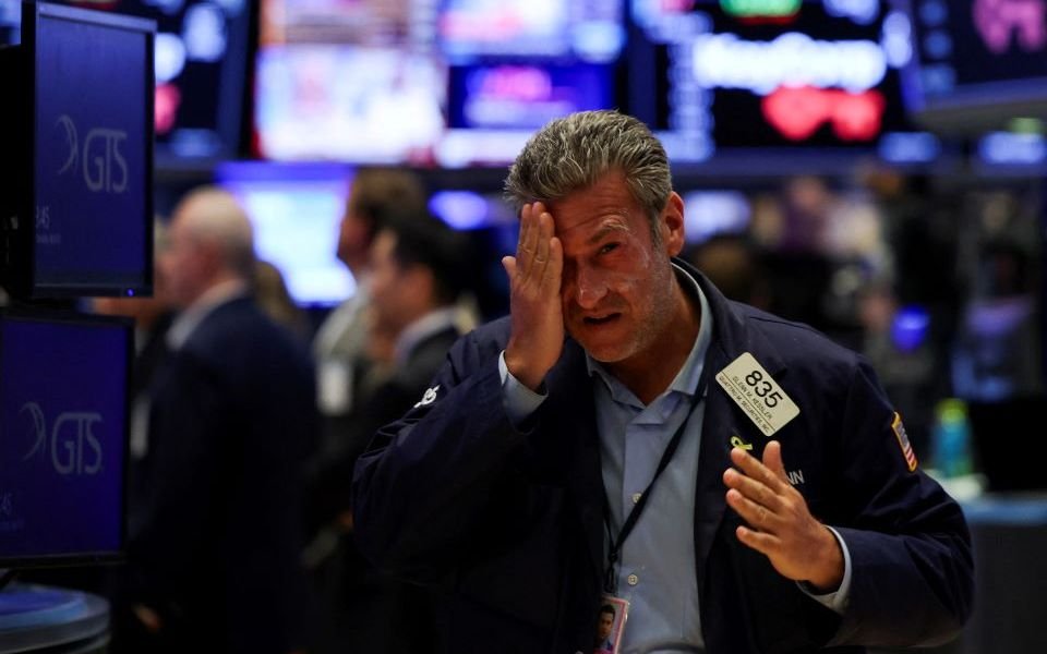 Wall Street: Πέμπτη εβδομάδα απωλειών για τον S&P 500 – Σε διόρθωση Nasdaq και Dow