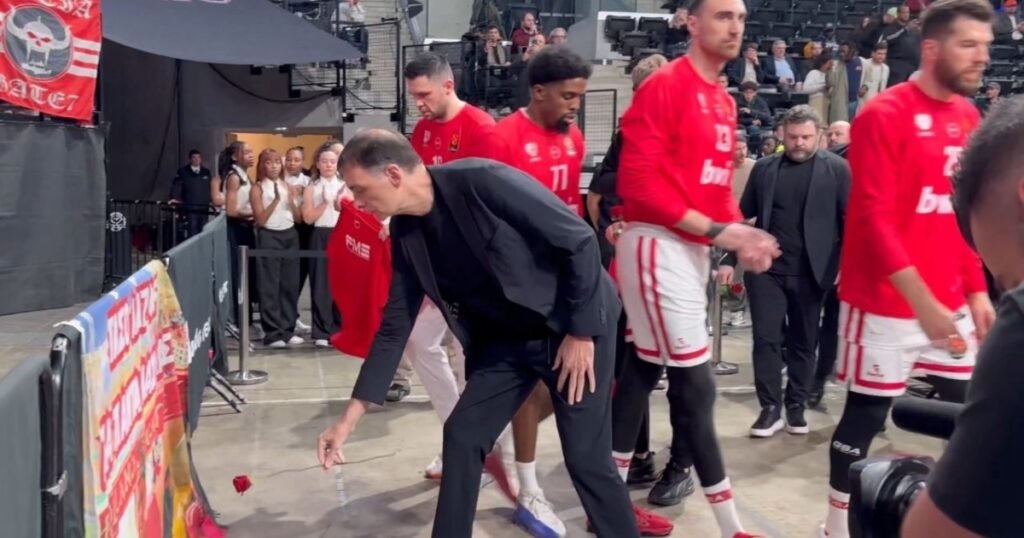 Παρί – Ολυμπιακός: Οι «ερυθρόλευκοι» άφησαν λουλούδια στη μνήμη φιλάθλου