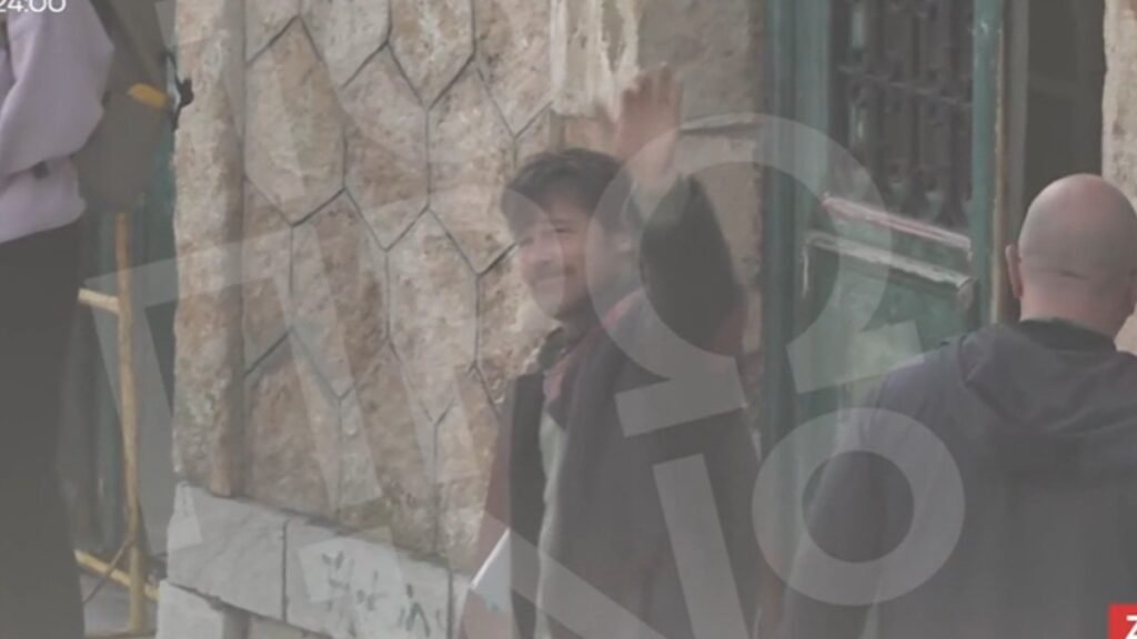 Μπραντ Πιτ: Στη Χαλκίδα για τα γυρίσματα της νέας του ταινίας – Η στιγμή που χαιρετάει στην κάμερα – NEWS