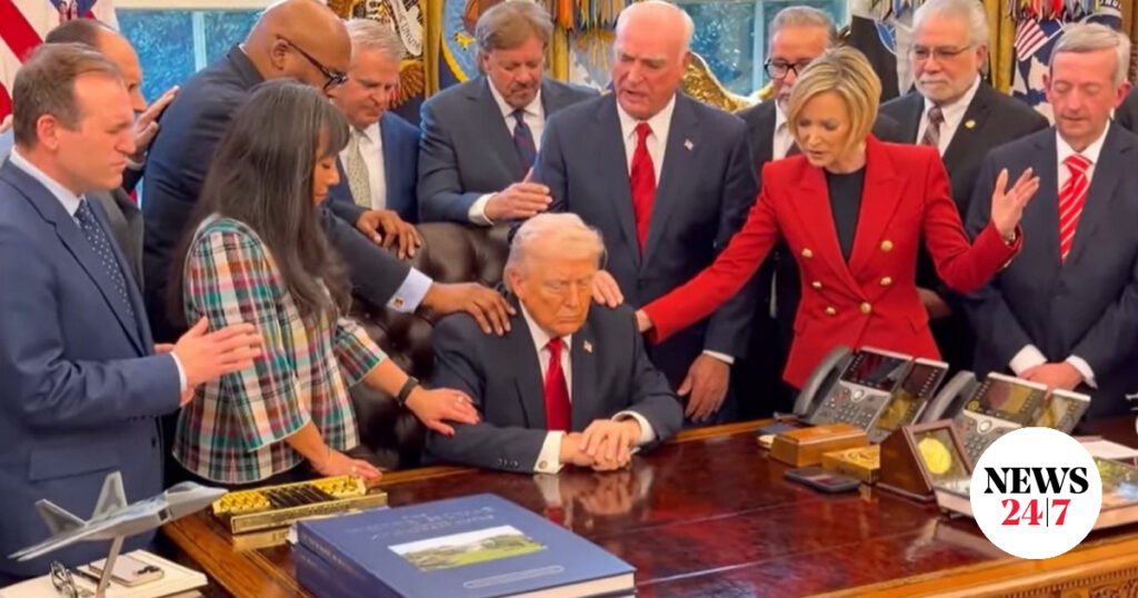 Ο Τραμπ (του Επστάιν) προσεύχεται, οι τραμπόφιλοι επιτίθενται στον Σάντσεθ…