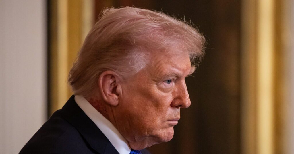 Προβληματισμός για το κόκκινο σημάδι στον λαιμό του