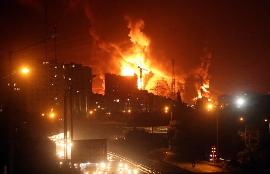 Νέα πλήγματα εξαπέλυσε ο ισραηλινός στρατός στην Τεχεράνη – Εκρήξεις στην πρωτεύουσα και σε άλλες πόλεις