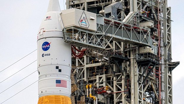 Σελήνη: Ποιος θα πρωτοπάρει τον πλούτο της;