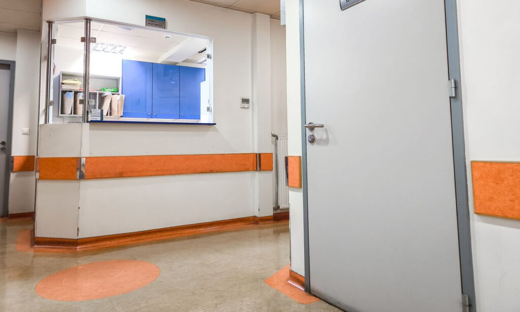 Στη ΜΕΘ του νοσοκομείου Μυτιλήνης 30χρονη γυναίκα με μικροβιακή μηνιγγίτιδα