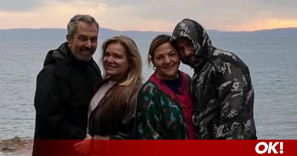 Η φωτογραφία με την αγαπημένη του παρέα στη Μεσσηνιακή Μάνη