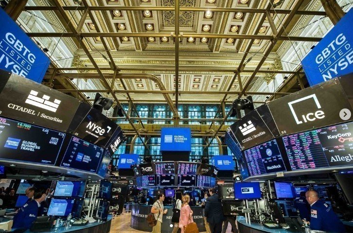 Wall Street: Εβδομαδιαίο ράλι εν μέσω γεωπολιτικής «θύελλας» και πληθωριστικών πιέσεων | Ειδήσεις για την Οικονομία