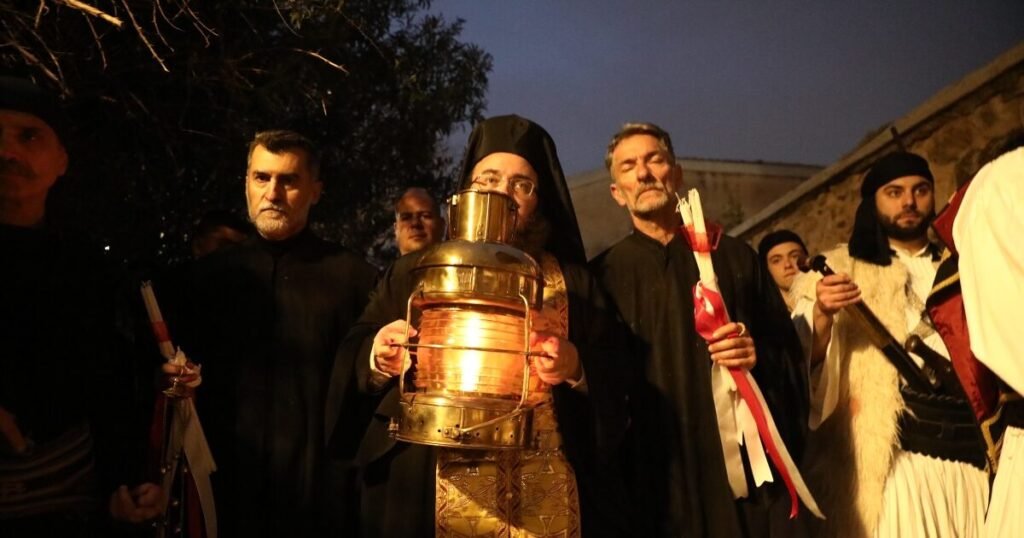 Το Άγιο Φως ταξιδεύει από το Μετόχι του Παναγίου Τάφου στην Πλάκα σε όλη τη χώρα