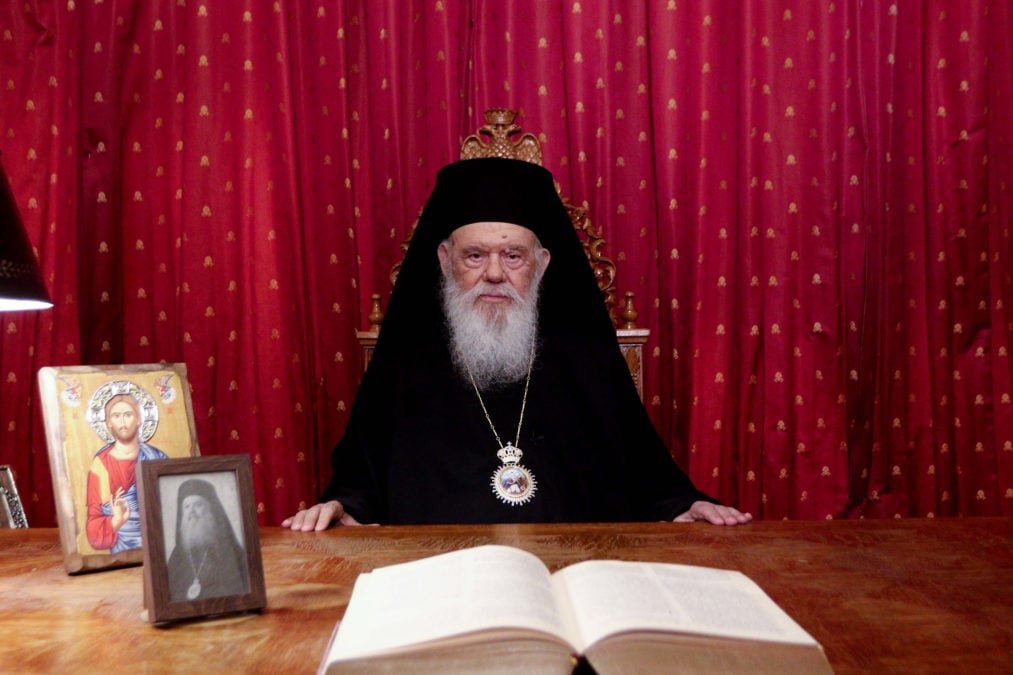 Πλήθος πιστών εύχονται «Χριστός Ανέστη» σε όλη τη χώρα