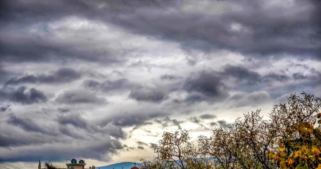 Άστατος ο καιρός το Σαββατοκύριακο – Πρόγνωση Κολυδά: Ανεβαίνει αισθητά η…