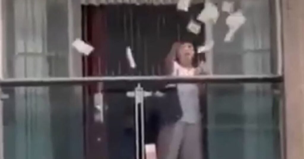 Τσακώθηκε με τον άντρα της και πέταξε από το παράθυρο 160.000 δολάρια