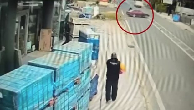 Σοκαριστικό τροχαίο στην Αρτέμιδα: Αυτοκίνητο εκσφενδόνισε μοτοσικλετιστή και τον παράτησε αβοήθητο στο δρόμο