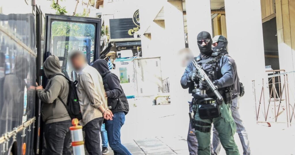 Τιθορέα: Πώς δρούσε η συμμορία ληστών με τα καρό πουκάμισα – Από σημειώσεις…
